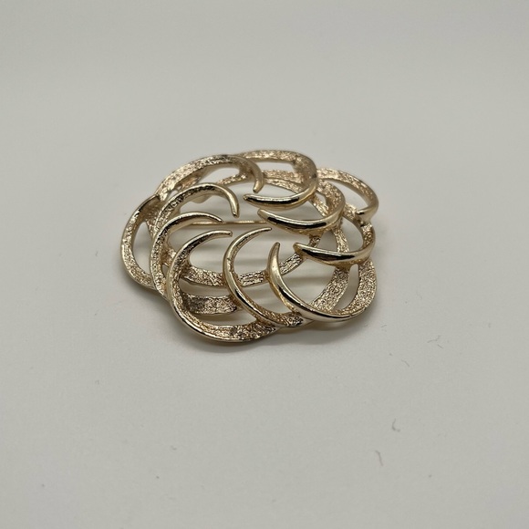 Vintage Sarah Coventry Large Swirl Open Flower Brooch Gold-tone scarf pin - Picture 3 of 6